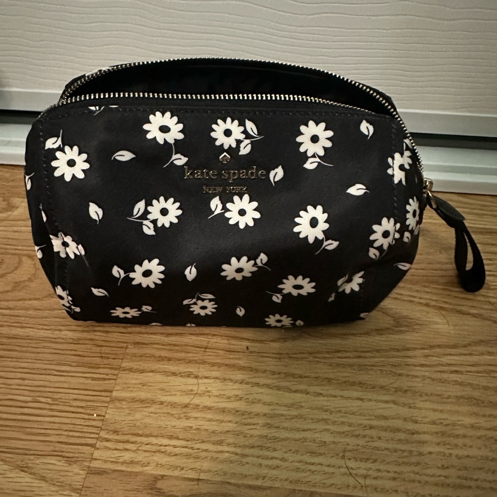 kate spade chelsea daisy print medium cosmetic